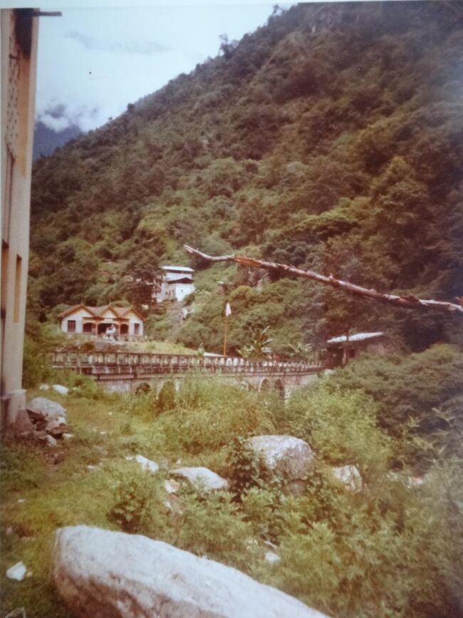 国境の橋（チベットの旗　建物　兵士を見ます。）（間にKoshi川が流れています。）