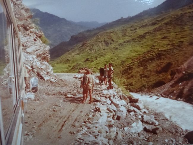 ネパール・チベット国境への道路で修理をします。（乗って居るミニバスより）