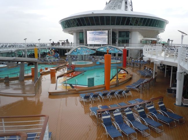 　子供連れの家族用プールです。　奥には大人専用のプールがあり、大変落ち着きましたよ。