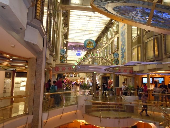 　マリナー・オブザ・シーズの有名な所、「ロイヤル・プロムナード」です。<br />