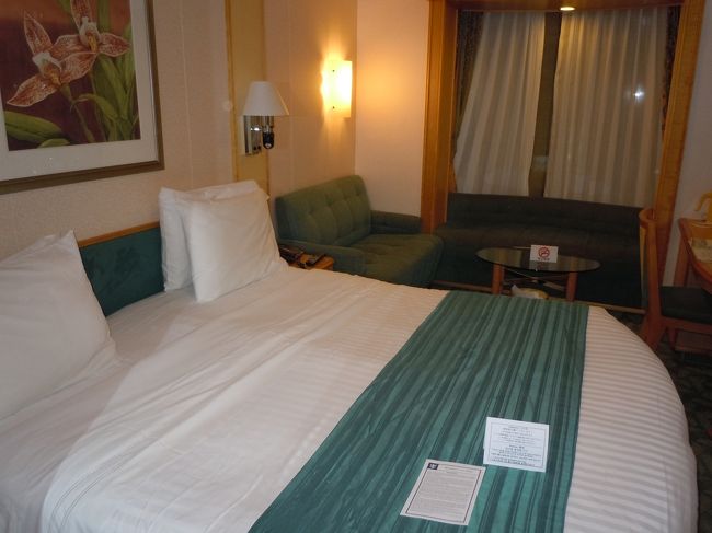 　お部屋は、一番リーズナブルな「内側キャビン」で、ドアを入るとすぐダブル・ベットです。奥の窓からは、ロイヤル・プロムナードを見ることができますよ。<br />　「窓なしキャビン」と聞いていたので、窓があり何となく安心・・・<br /> エレベーター・ホールの隣でありながら、全くエレベータの音も聞こえず、お客の声も聞こえません。　又、隣の部屋の音もほとんど聞こえません。　<br />快適に休むことができましたよ。<br />