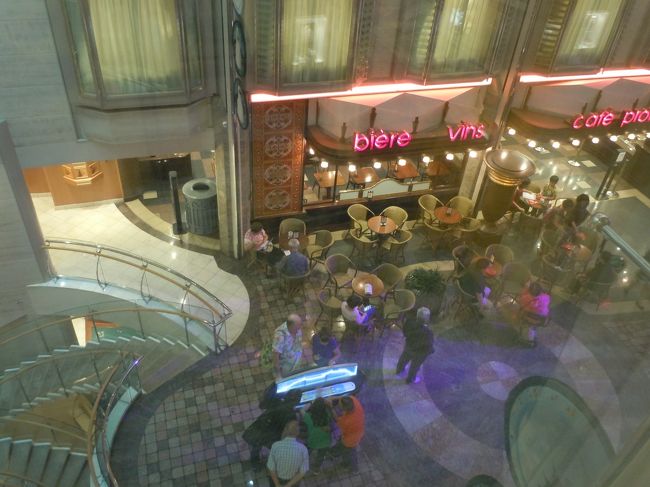 　窓からロイヤル・プロムナードを見るとこんな感じです。