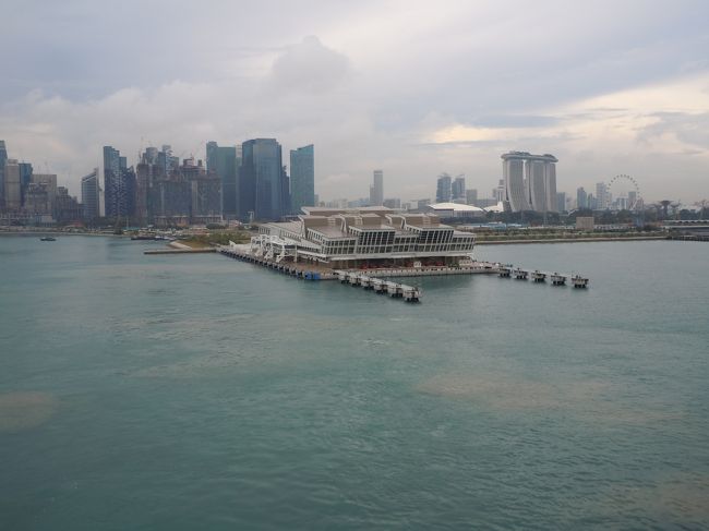 　いよいよ出港、ポート・グランへ向けてゆっくりと移動して行きます。<br />正面に見えるのが、クルーズ・センターです。