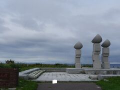 こちらはホテルから徒歩圏。北追岬。
望郷の想いを伝えるモニュメントが建つ。
ここからバスでフェリーターミナル近くまで行き、バイクを借りる。