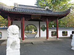 岐阜城隣の日中友好庭園。真っ白な獅子が出迎える中国情緒漂う庭園です。