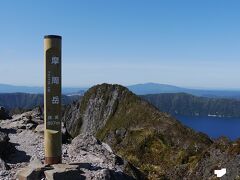 12:24急登を克服しようやく山頂へ。足場が狭く、断崖で結構怖い。
摩周湖は遠くに少し見える。