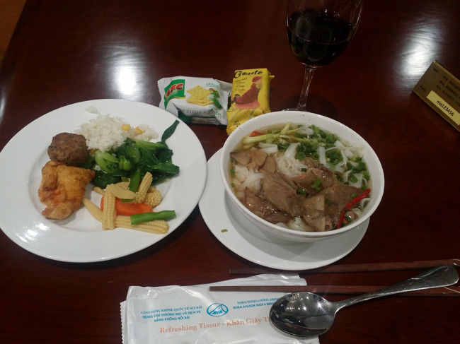 フォーもありました。フルーツのマンゴーが美味しかったです。コンセントがある場所が限られるので充電に少し不便でした。シャワーはトイレの奥にありましたがアメニティは置いてありませんでした。