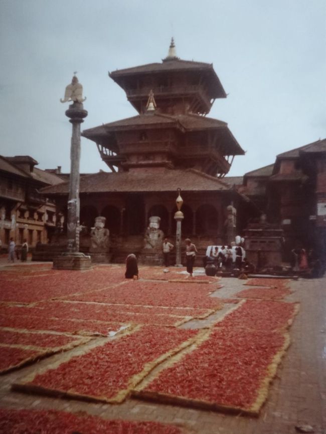 タチュパル広場（中央はダッタトラヤ寺院と左の塔はガルーダ像　広場には唐辛子が干してあります。）