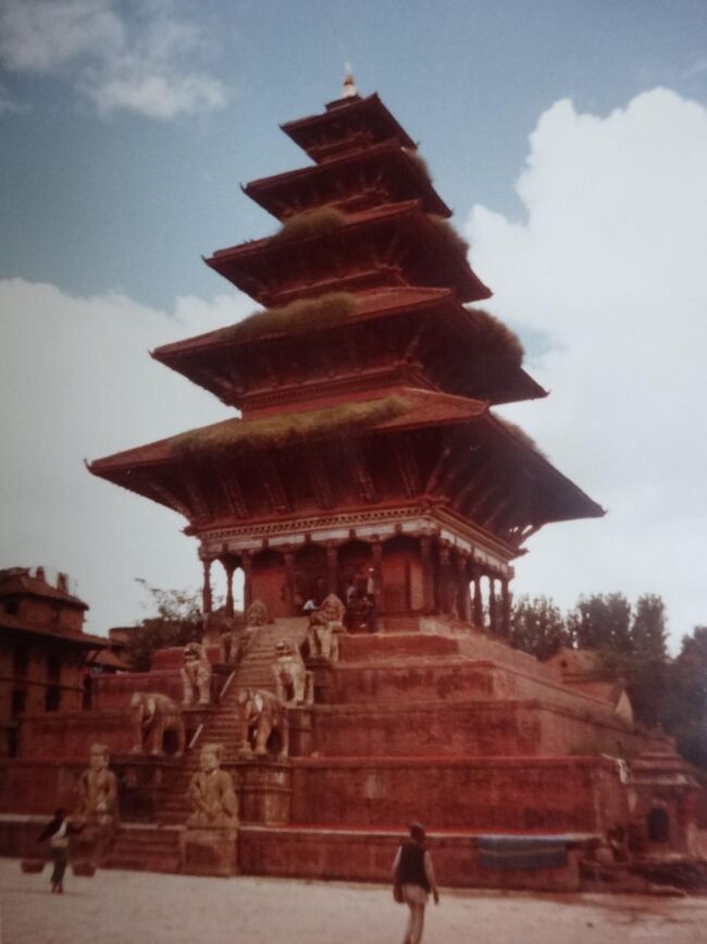 トウマディー広場のニャタポラ寺院(バドガオンは１５ー１８世紀の首都の一つ　パタンと同じようにカトマンドゥよりずっと落ち着く古都です。）