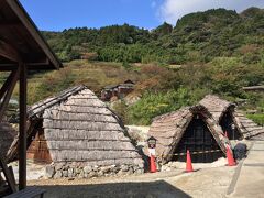 岡本屋から車で１分の「明礬 湯の里」へ。茅葺屋根の湯の花小屋を見学。入場無料。

かなり昔に「通販生活」の入浴剤で明礬温泉を知って、この湯の花小屋に憧れたっけ。