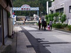 11：30、呼子朝市の無料駐車場に車を停めて。

満車だったのでしばらく待ちましたよ。

車の運転は友人の娘さんで、有難いです。