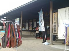 お昼の食事は予約時間が13：30しか取れなくて、時間があるので呼子台場みなとプラザにてお土産探し。

新鮮なお魚類の握り寿司がとっても美味しそうでしたよ。

隣には呼子台場の湯があり、時間があれば温泉も良いなぁ。