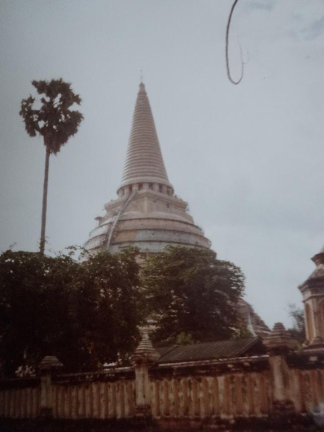 ナコン・パトムの巨大仏塔プラパトム・チェディ（バンコク郊外）(大きさに驚きます｡)