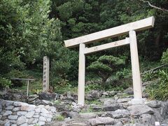 鳥居は海岸に向かって立っています。以前はもっと岬の先端に鳥居があり、船でお参りする神社だったそうです。