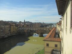 美術館内からPonte Vecchioを臨む