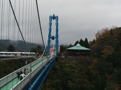 10：00　竜神大吊橋
ちょうど雨がやみました、添乗員さんは虹を見た！と言っていました
