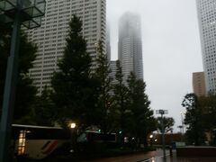 6：50　土砂降り・・・、奥の都庁の上がかすんでいます