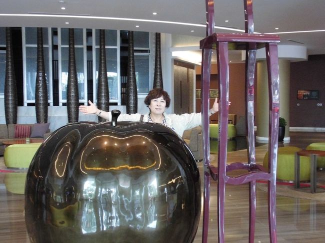 ホテルプルマンのロビーのりんごのオブジェ