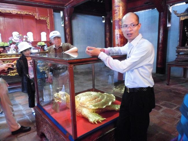 ２日目ハノイ市内観光に出発　ゴールドの亀の横でたんちゃんが説明をしてます<br /><br />何を説明したか・・忘れました<br />多分この亀は有名なんだと言ったような気がします＾＾