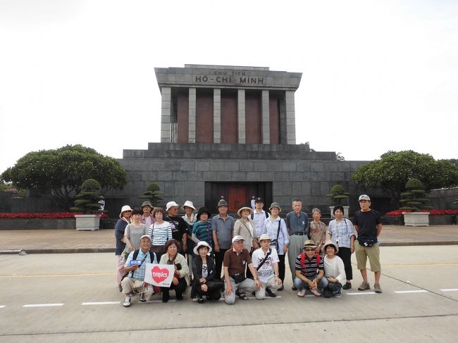 ホーチミンさんが眠ってる前で集合写真です<br /><br />私が阪急の旗を持っております＾＾