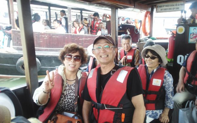 小舟でペリカン船に向かいます。２２名乗れないので２回に別れます。<br />パパリンと楽しみ〜〜といってます