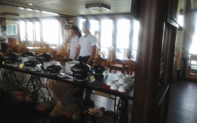 ペリカン船内です<br /><br />昼食の準備ができてます