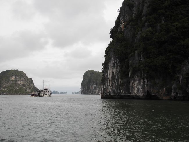 ハロン湾奥にず〜〜〜〜〜〜〜と入っていきます<br /><br />ホントのハロン湾はここからだそうです<br /><br />日帰りハロン湾はクルーズとは言わないそうですよ＾＾