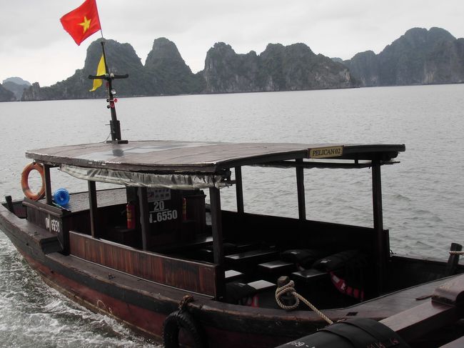 ペリカン船に小舟がいつも横付けされてます