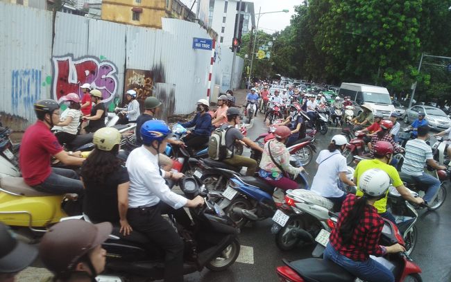 途中ですが<br />バイク軍団です<br /><br />道路を横断するのが至難の業<br /><br />現地ガイドたんちゃんに渡り方を教えていただきスリル満点で渡りました＾＾