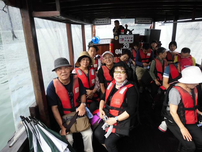 小舟に乗り換えて次はスンソット洞窟に出発です