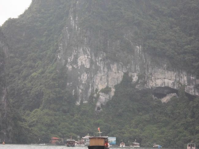 奥に奥に船で入っていきます