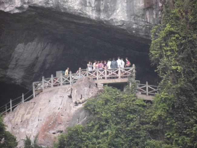 見えてきました<br />たくさんの方が登っています<br /><br />階段々位あったように思えます<br />雨がふって階段が少し大変だったけど<br /><br />中に入るととても神秘的でした<br /><br />