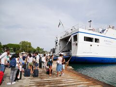 「イスキア港」

１４：５５、イスキア島、イスキア港へ到着。

港の周辺は、フェリーに乗降しようとする観光客でいっぱい。
素朴なプローチダ島よりも栄えているから、人や車の量も多いなぁ〜。

港沿いには、客待ちをしているタクシーがたくさん待機していました。



