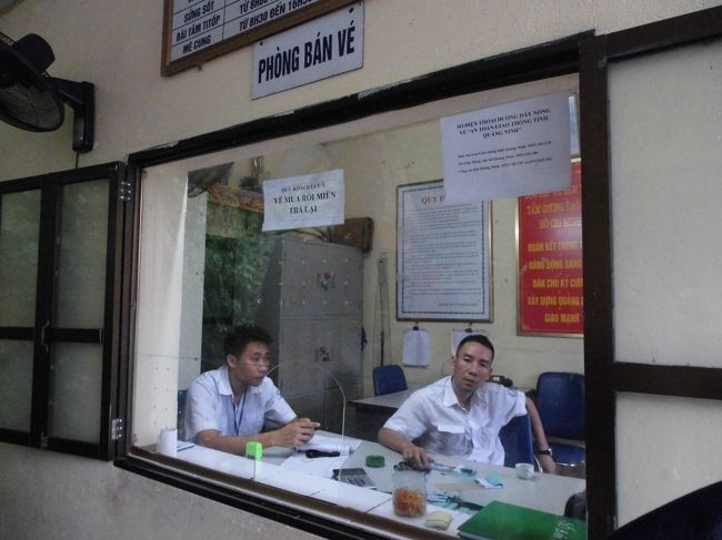 ここでチケットを買います<br />100円で２マイビニールかっぱを売ってます