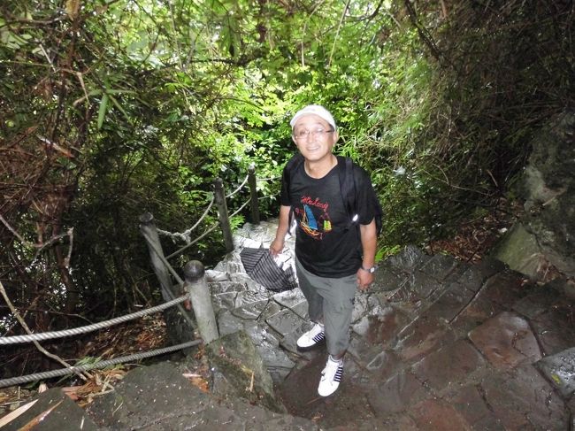 こんな階段を下りていきます