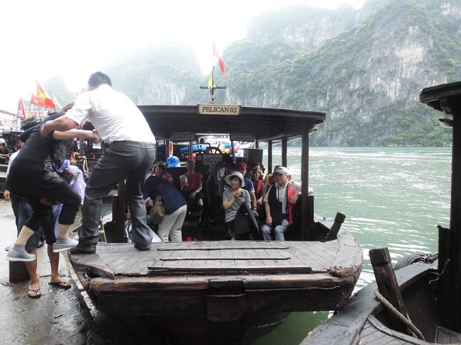 小舟でペリカン船に戻ります<br /><br />