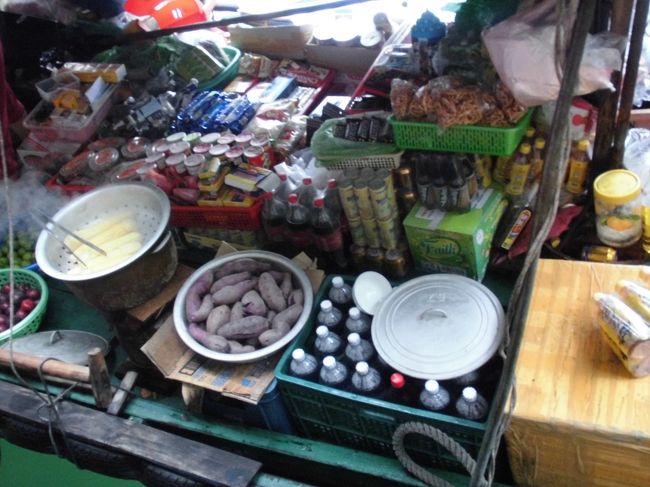 いろんなものを売ってます<br />誰がかうのかな？<br /><br />観光客は飲み物とか買ってましたが？？