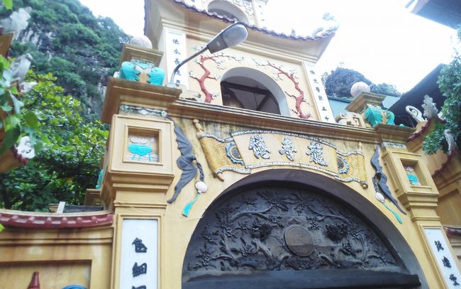 龍天寺　に行きました<br /><br />雨だったので早々に引き上げました<br /><br />それまで小雨だったのに大雨になりました<br /><br />私たちがベトナムに行く前の日までず＝＝＝＝と雨だったそうです<br /><br />