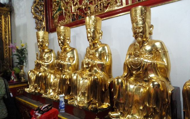 お寺の中はキンキラで綺麗でした<br /><br />色々な寺に行きましたがここまで金キラは初めてです