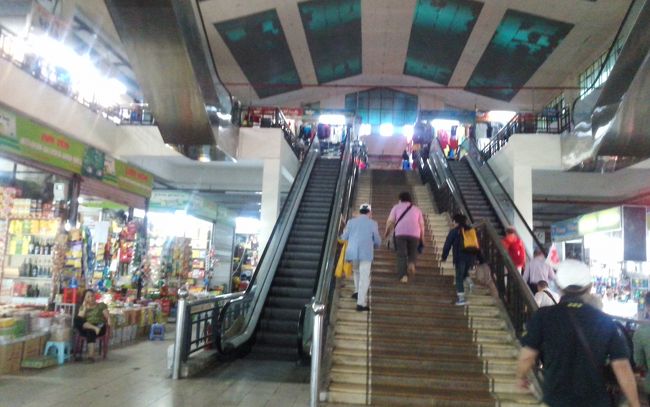 ここは雑貨店のハノイショッピングセンター<br /><br />なななんとここのトイレで驚きがありました<br /><br />外から見えるのも構わず女性がトイレの水流れてるとこで<br />普通に小をしてるのです（壁沿いに）<br /><br />まだこんなトイレがあるなんてもう〜〜〜びっクリしました<br /><br />わたしは勿論個室でしました<br /><br />ベトナムの生活ってかんなんだ〜〜ってリアル体験をしました<br /><br />店内の店員さんはお昼だったせいかみんな昼寝をしてました<br /><br />これもびっくり〜〜