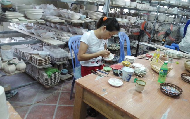 バッチャン村を観光<br /><br />お姉さんが手書きでお皿に絵を書いてます<br />すごい上手です