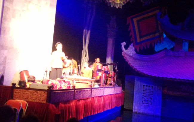 向かって左側に演奏を歌を歌い方がいます