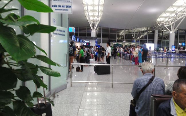 夜９時頃ベトナム空港につきましたが・・<br /><br />登場時間がとってもおくれ<br />夜中１２時すぎて飛行機にのって帰国しました<br /><br />広島空港では朝８時前についたので<br /><br />なななんと空港職員は８時から勤務なので<br />飛行機の中で少し待ちました<br /><br />やっぱローカル空港だな〜〜て思いました<br /><br />が・・そのまま車で自宅に帰れるのでラクチンラクチン<br /><br />最後までブログをみていただき本当に有難うございました<br /><br />ハロン湾クルーズ雨でも最高<br />晴れたらもっと最高でした〜〜<br /><br />THE　END