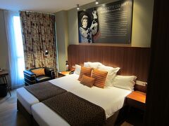 17時ころホテル到着。
明日、バスでビルバオへ移動するためバスターミナル近くのホテルAstria7に。http://www.astoria7hotel.com/
映画がテーマのホテルでした。
綺麗で程よい広さで快適でした。
何日もサンセバスチャンに滞在する方はバルがあるエリアから徒歩20分程の距離なので不便かもしれません。