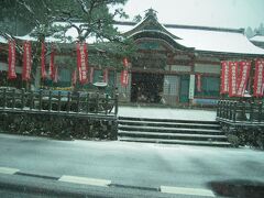 車窓から苅萱堂が見えたので1枚撮ってみました。
屋根に雪が積もってます。