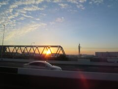 バスの中から綺麗な朝日を眺めながらあっというまに成田へ到着です。