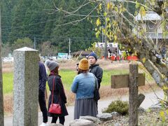 １時間ばかり山の方に向かって走り、ついたところは根道神社
最近テレビで紹介され賑わっているとのことだった
着いた早々インタビューされている人がいて、そのマイクを横目で見たら「月曜から夜更かし」と書いてあった
この番組のファンである私と娘、挙動不審になる(笑)
