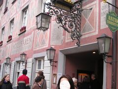 フライブルクの旧市街をぶらぶらと散策。

この熊の看板も撮影スポットのようで観光客が群がって写真を撮っていました

「赤熊亭」Ältester Gasthof Deutschlands

ドイツ最古の料理旅館と言われており1311年創業だそうです
