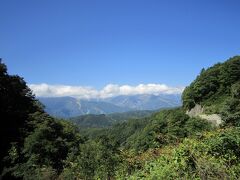 長野市内に宿泊後、国道406号を鬼無里経由で白馬方面へ、
鬼無里と白馬の境にある白沢洞門を抜けると、、

白馬の山々が目の前に飛び込んできます。