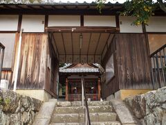 横から入っちゃったけど、拝殿正面のこっちが正式な出入口ですね。

南都鏡神社
http://www1.kcn.ne.jp/~fujishrs/